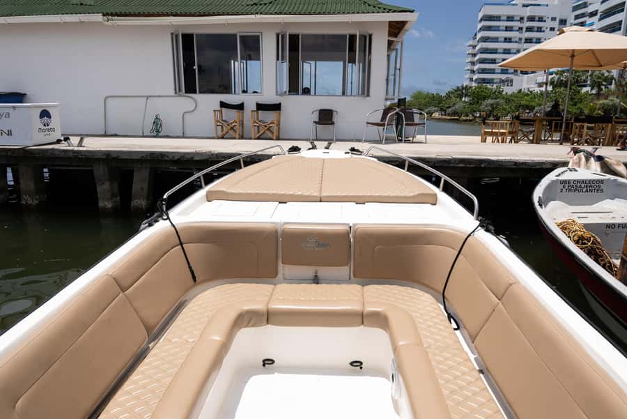 CARTAGENA, EXCLUSIVE launch for Rosario and Baru Islands - Optional aquarium stop: dolphin and shark shows with an extra fee