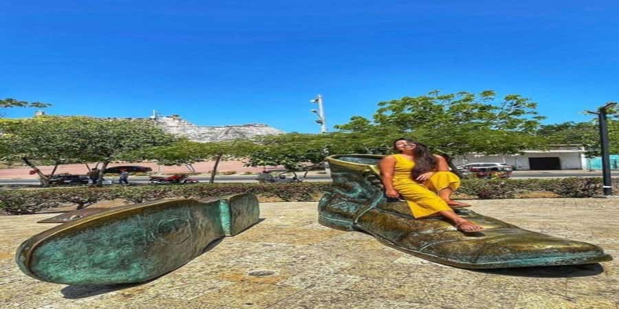 Cartagena: Explore with a city tour aboard a typical "chiva". - Castillogrande Bay views, then the big finish at San Felipe