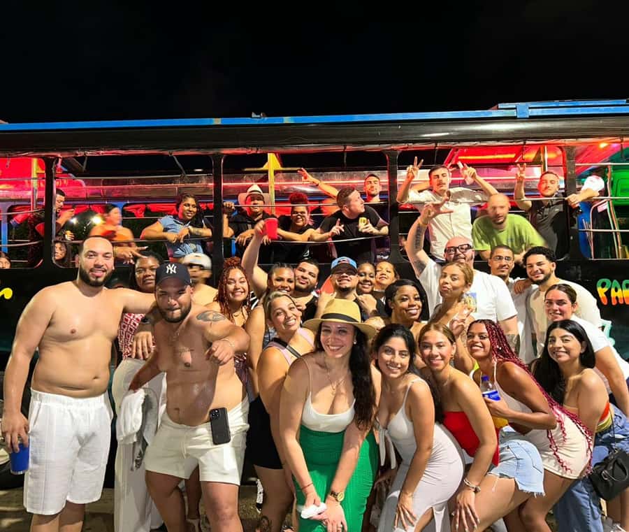 Cartagena: Funny PartyBus with dance floor and good music! - Getting picked up in Bocagrande, and what the ride feels like