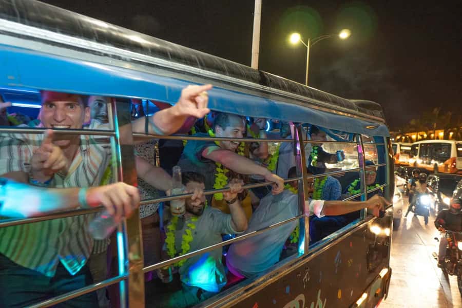 Cartagena: Funny PartyBus with dance floor and good music! - Getsemani guided time, plus the “meet the night” shift