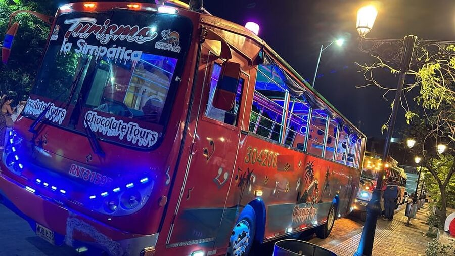 Cartagena: Funny PartyBus with dance floor and good music! - Letras de Cartagena: the photo moment you will actually want to keep