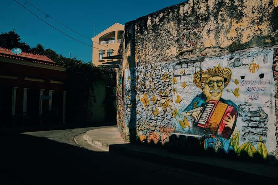 Cartagena: Graffiti Tour in Getsemani - Neighborhood Life Along the Way, Including Faces Outside the Door