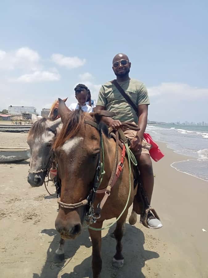 Cartagena: Horse Riding on the Beach with Photos and Lunch - Getting There and Back: Hotel Pickup, Taxis, or the Bus to India Catalina