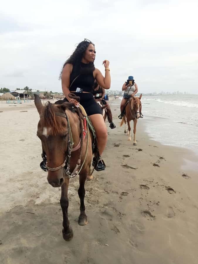 Cartagena: Horse riding on the beaches of Cartagena & PHOTOS - Photo Help That Keeps You From Holding the Phone the Whole Time