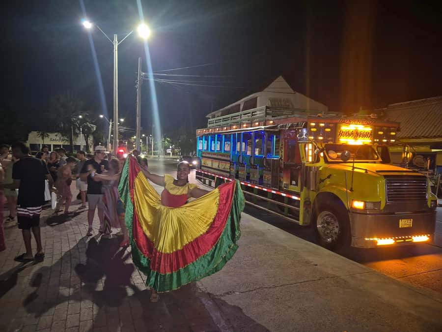 Cartagena: Night party in authentic Colombian chiva with entertainer - How the 2-hour route is paced for fun
