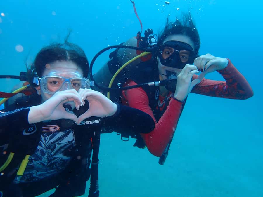 Cartagena: PADI DISCOVER SCUBA / MINICURSO DE BUCEO - Between sessions: fruit snacks, boat recovery, and letting the staff handle photos