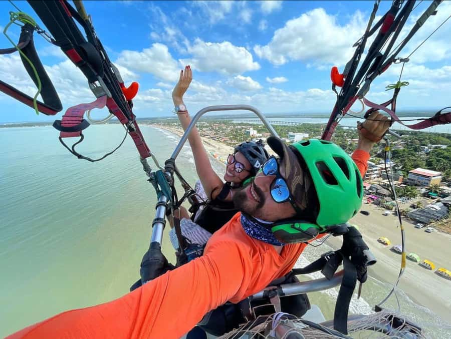 Cartagena: Paratriking Flight from the Beach - All-inclusive upgrades: pickup, drop-off, and getting the photos and video
