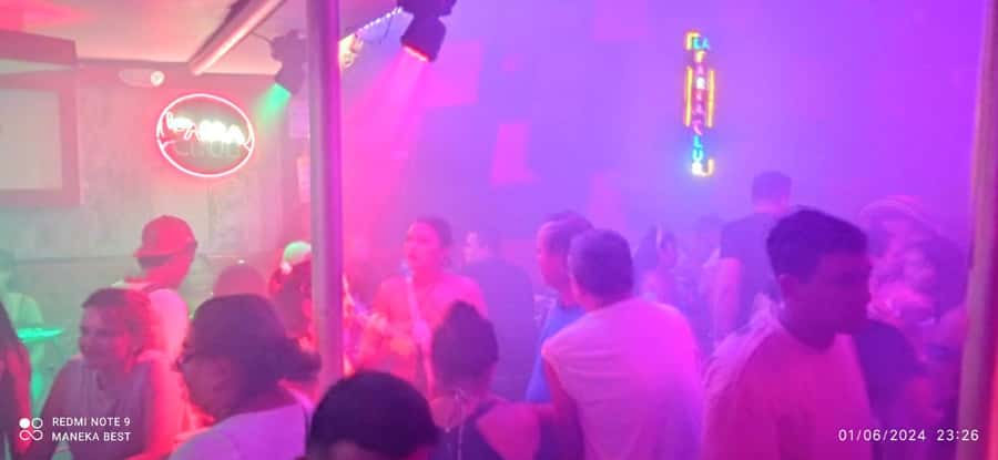 Cartagena: Party on a typical bus crossing the city - The 8pm pickup and why this tour starts late