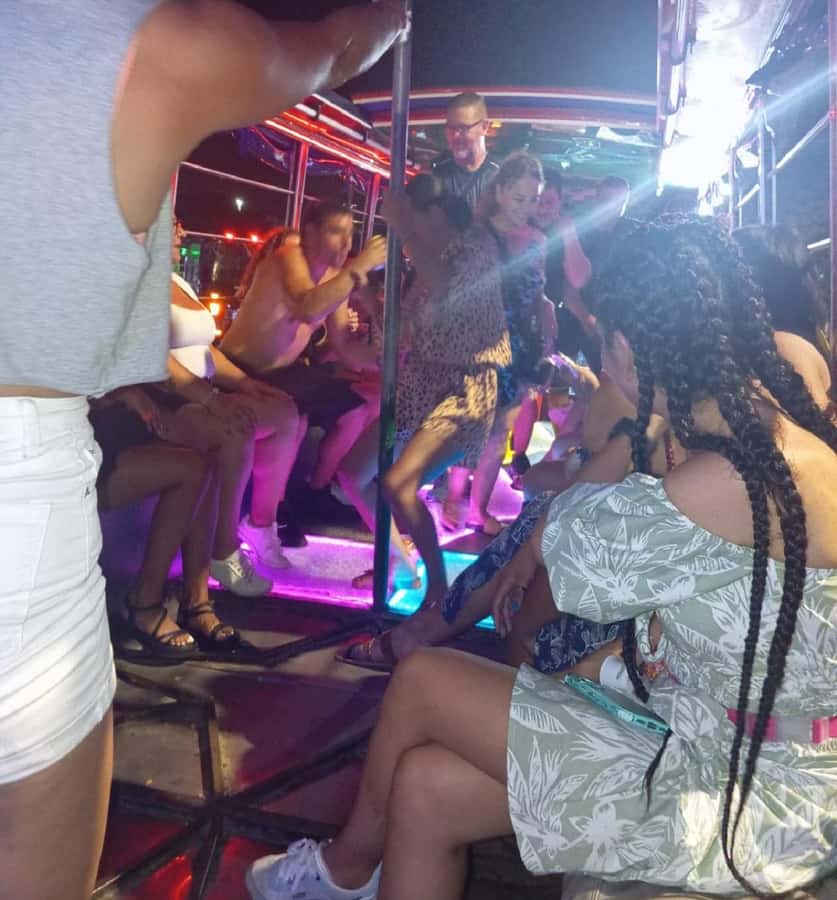 Cartagena: Party on a typical bus crossing the city - Bóvedas and the Arsenal finish: a final historic hit before the night ends