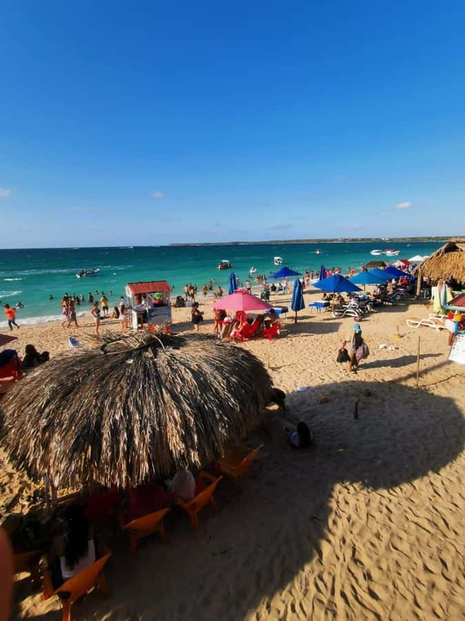 Cartagena: Playa Blanca BARU by speedboat with lunch - Avoiding third-party activity risk on the beach