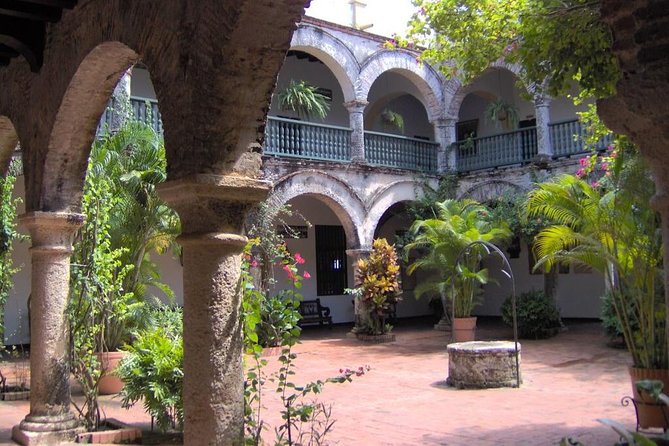 Cartagena : Private City Tour in the Walled city with Fortress - Centro Histórico walking loop: pirates, ports, churches, and squares