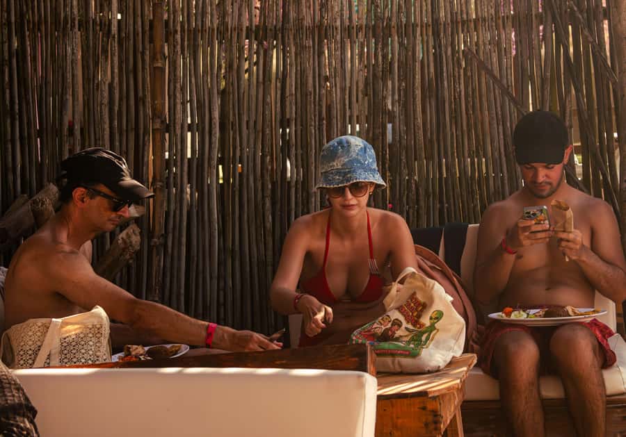 Cartagena: Rosario Islands Day Tour with Snorkel & Lunch - The guides and crew: names you might meet and what they tend to do well