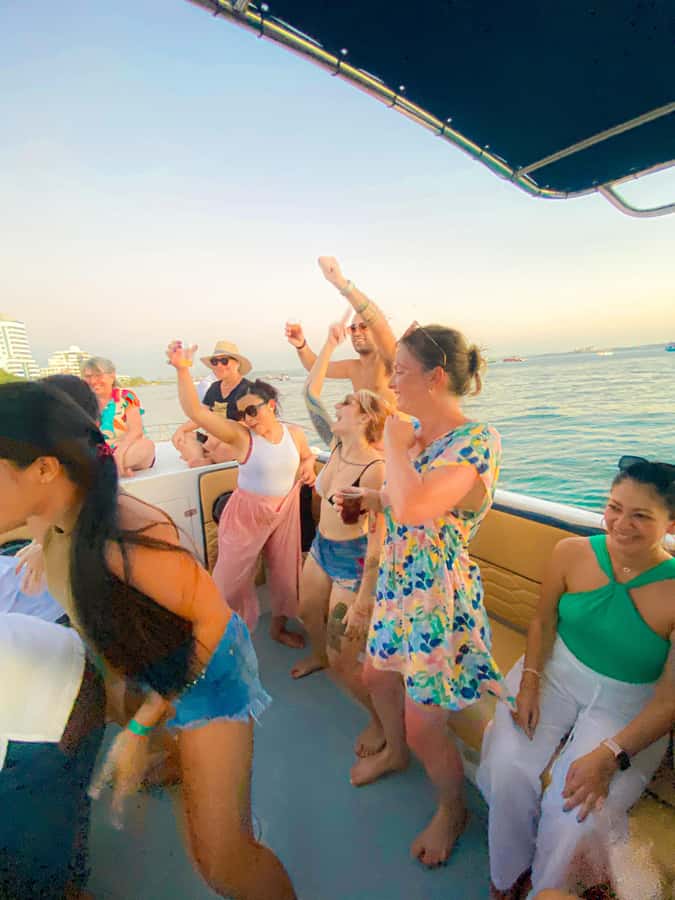 Cartagena: Speed Boat Party on the Bay with open bar - Timing and where to meet at Muelle de los Pegasos