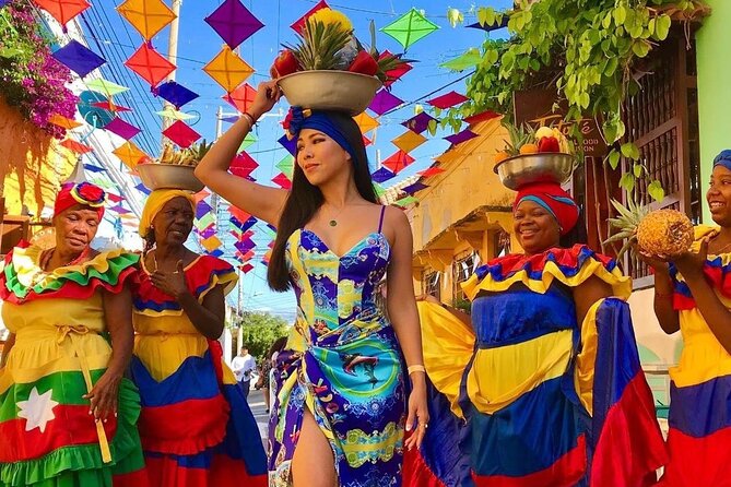 Cartagena Street Food Adventure & Full City Tour with Local Guide - Start in Plaza de San Diego, where the neighborhood sets the tone