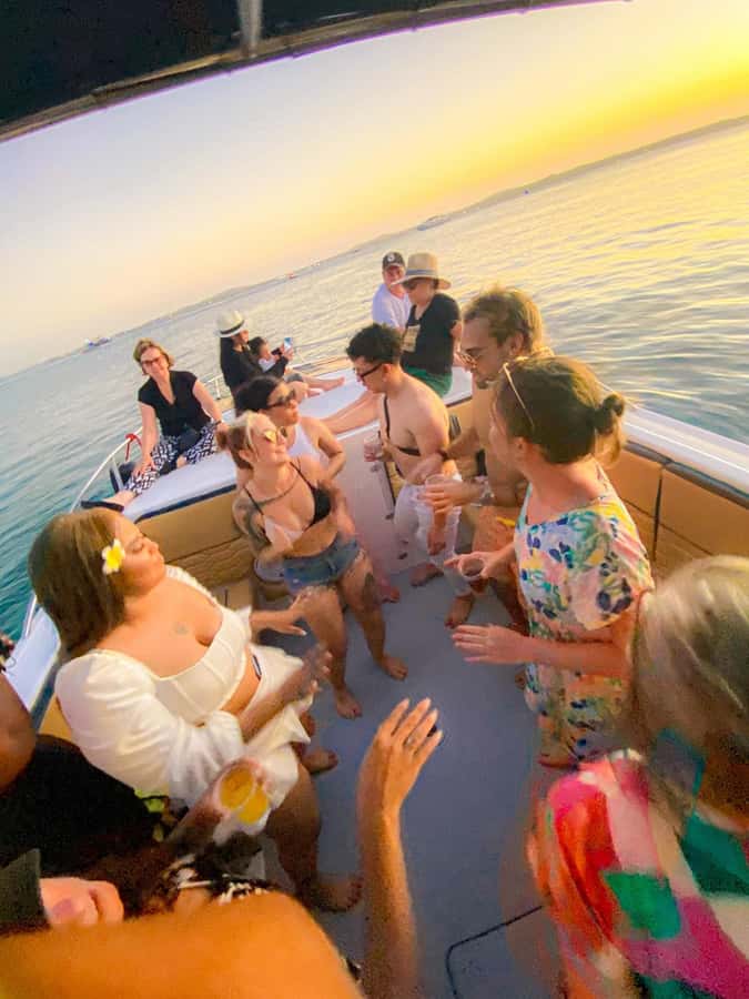 Cartagena: Sunset in boat in the bay with music and liquor - Why a Cartagena bay sunset on a sports boat hits differently