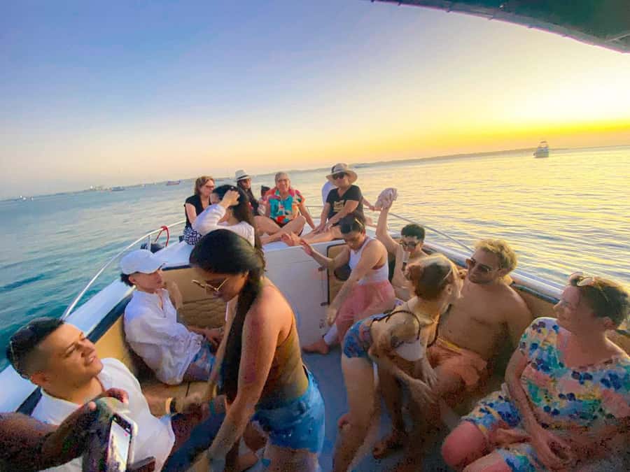 Cartagena: Sunset in boat in the bay with music and liquor - Open bar and music onboard: what the party package actually means
