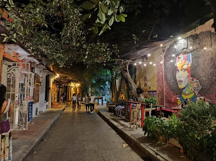 Cartagena: Walled City and Getsemani Shared Walking Tour - Getting to Getsemaní: colors, alleys, and locals who actually talk