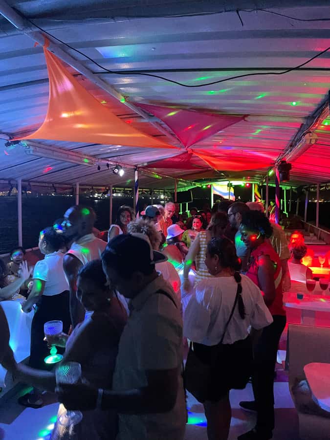 Cartagena: White Night Boat Tour with Dinner and Open Bar - Dinner on board: what you’re actually getting (and what to expect)