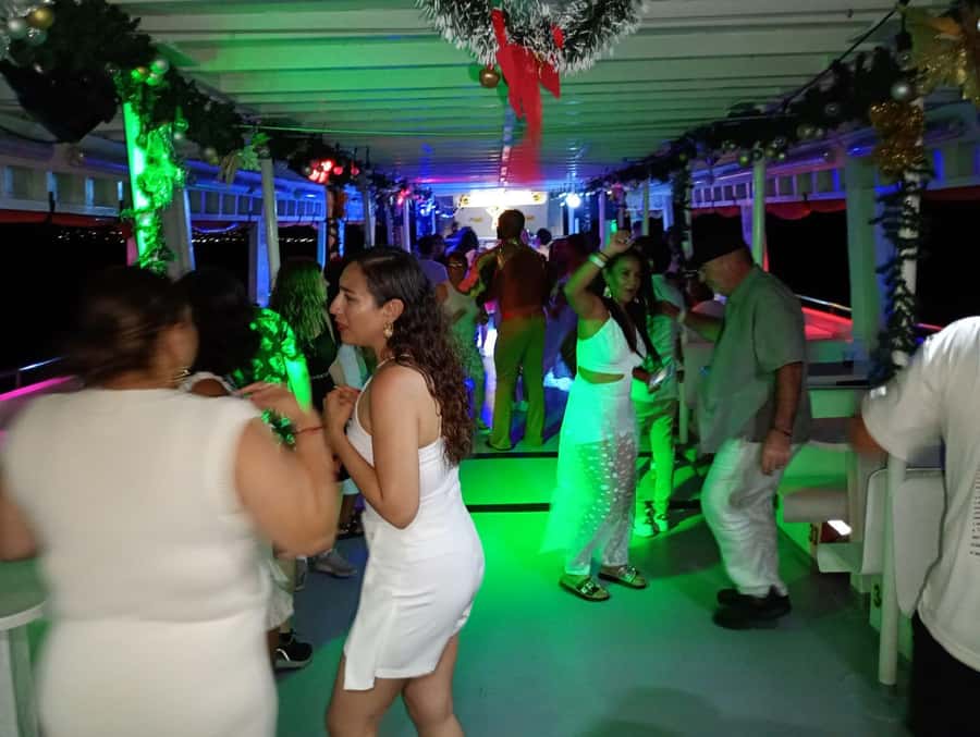 Cartagena: White Night Boat Tour with Dinner and Open Bar - The entertainment package: dance show plus live music and DJ
