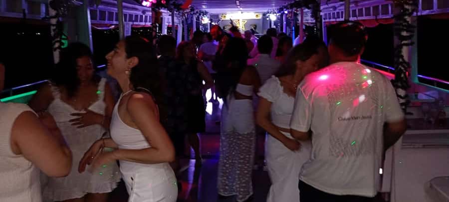 Cartagena: White Night Boat Tour with Dinner and Open Bar - Seating and group comfort: shared tables can feel snug