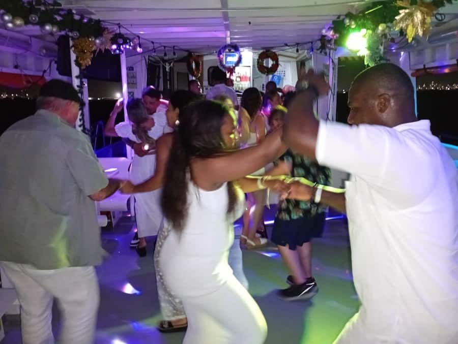 Cartagena: White Night Boat Tour with Dinner and Open Bar - Meeting point and dock entrance fee: the part that trips people up
