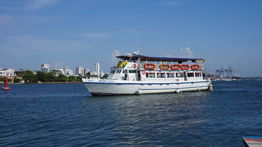 Cartagena: White Night Boat Tour with Dinner and Open Bar - Who this tour suits best (and who might want a different option)