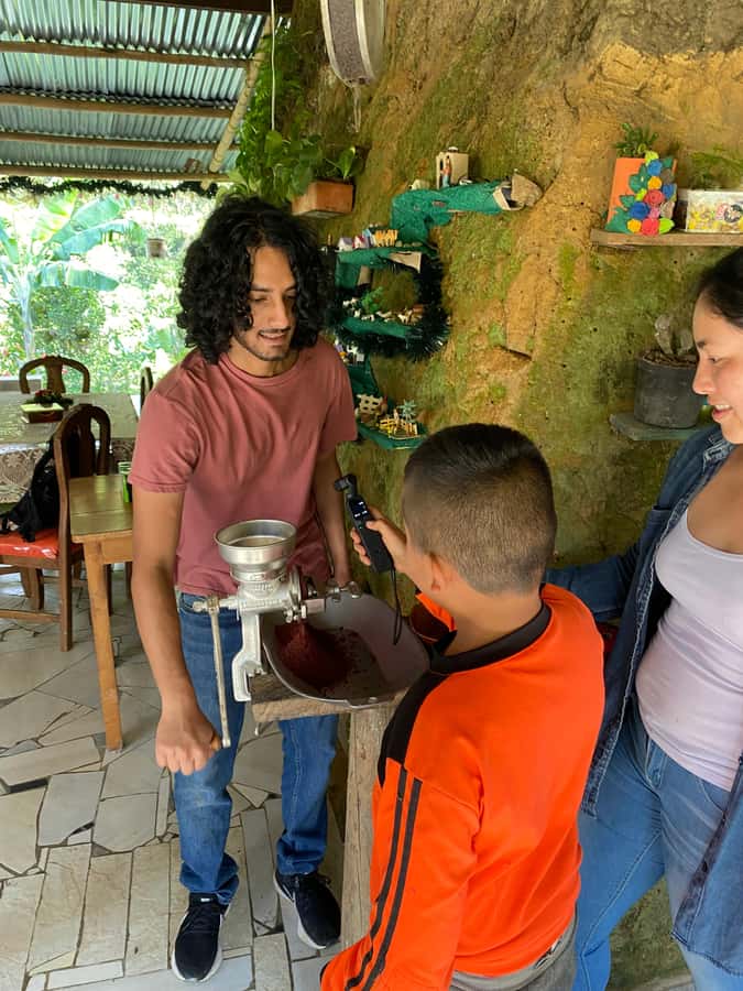 Chocolate tour near the Medellín - The walk, the tasting, and the farm routine