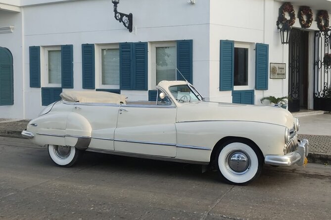City tour by antique vehicle, luxury experience in Cartagena - The panoramic route: colonial streets, colored balconies, and Trinity Square