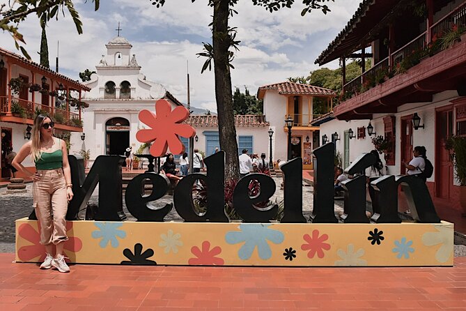 City Tour + Commune 13 Medellin - Plaza Botero: your easiest entry point for Medellín photos