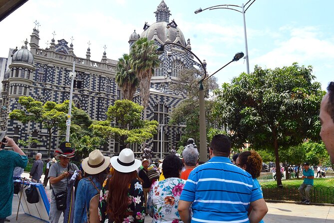 City Tour + Commune 13 Medellin - Barefoot Park: a small reset between city highlights