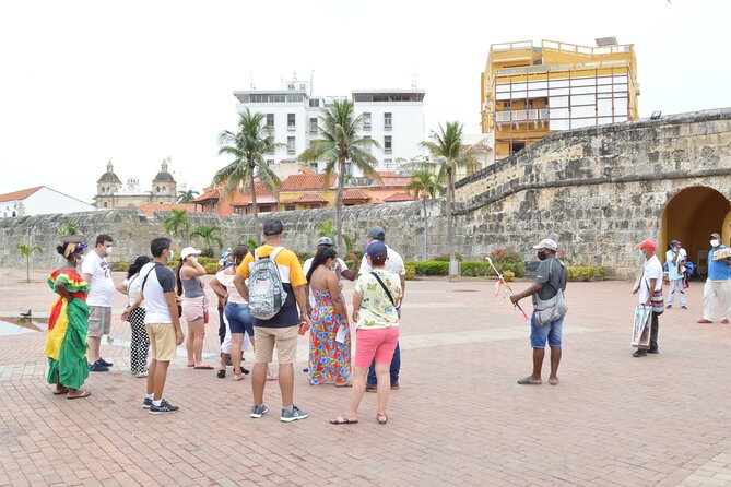 City Tour in Chiva through the City of Cartagena - India Catalina monument: a public legend with real context