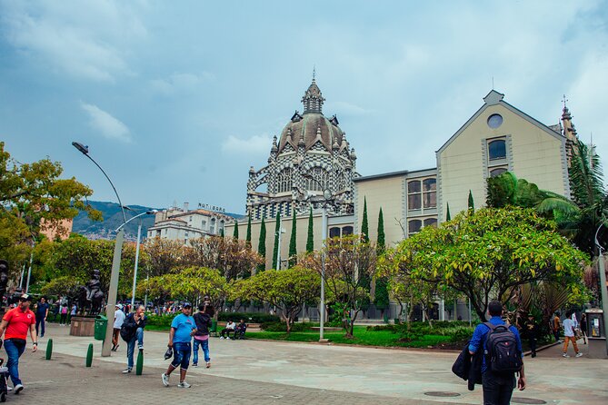City tour Medellin + Comuna 13 + Graffititour Paisa for a day - Getting Your Bearings with Metro, Botero, and a Route That Makes Sense