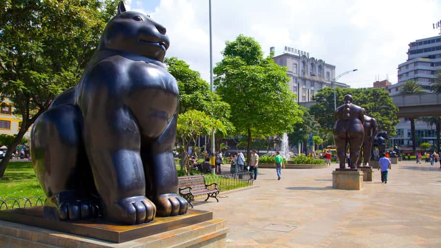 City Tour Medellin with a Chiva or a thematic van - Food, rain, and the practical rules you should follow