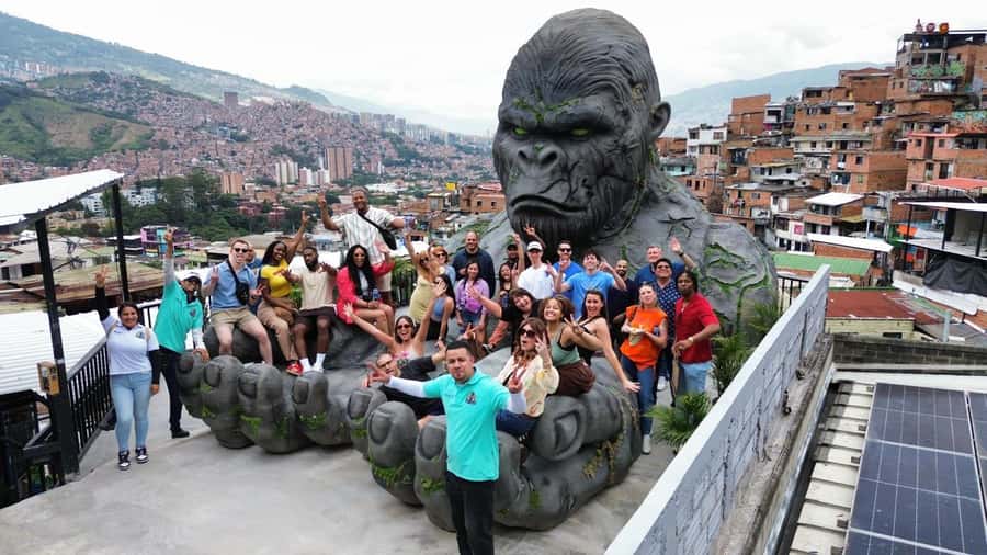 Complete Tour in Comuna 13: Graffiti, History and Street Delights - The dance show stop: culture as expression, not just a performance