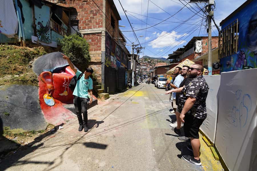 Complete Tour in Comuna 13: Graffiti, History and Street Delights - Gallery access and short visits: free entry that makes the art feel local