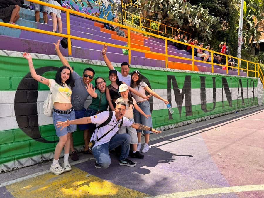 Complete Tour in Comuna 13: Graffiti, History and Street Delights - Getting oriented in Comuna 13: history you can connect to the walls