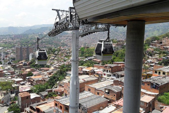 Comuna 13 + Cable Car + Colombian Fruits Tasting: Private Tour - Escaleras Eléctricas de la Comuna 13: the escalators you should not miss