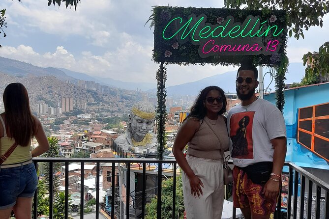 Comuna 13: Graffiti tour & Street Food/drink with telesferic - Cable car and telesférico views: the best panoramas, with a time check
