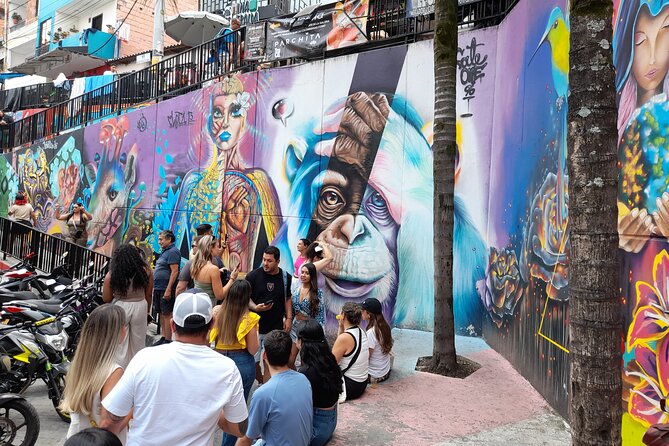 Comuna 13: Graffiti tour & Street Food/drink with telesferic - Graffiti walks in the safer streets: art, escalators, and local sayings