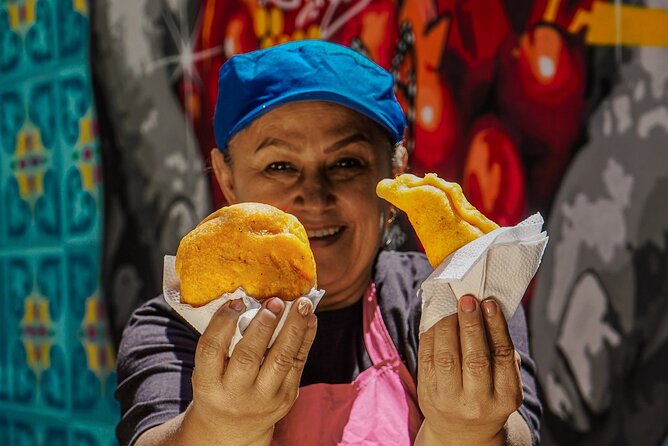 Comuna 13 Graffiti Tour with Street Food - Escaleras Eléctricas: Why the Stairs Were Built and Who They Help