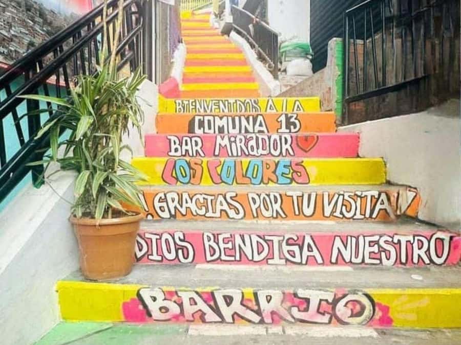 Comuna 13: Recorrido de Arte Urbano, Cultura y Resiliencia - Local café stop: safety briefing, coffee moments, and easy shopping