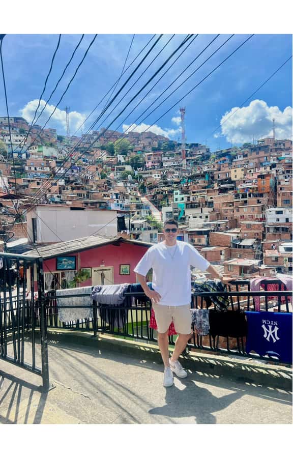Comuna 13: Recorrido de Arte Urbano, Cultura y Resiliencia - Hop-on stop scenic drive: views and a smooth reset