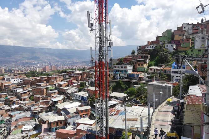 Comuna 13 tour and cable car - Graffitour in Comuna 13: murals with inclusion at the center