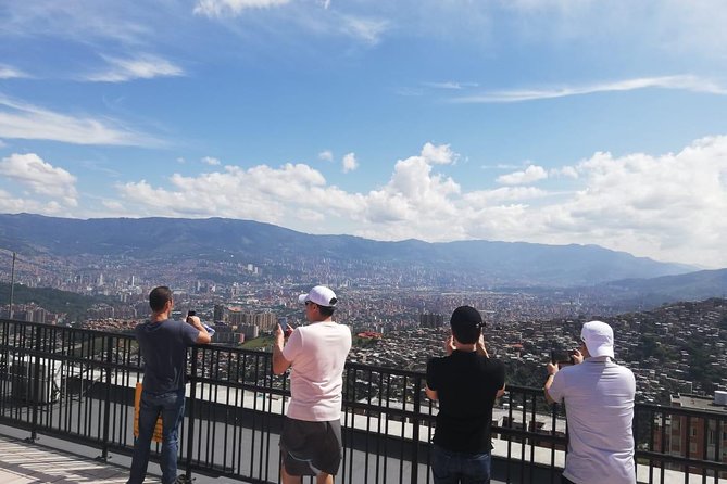 Comuna 13 tour and cable car - Your first orientation: the Cable Metro station ride