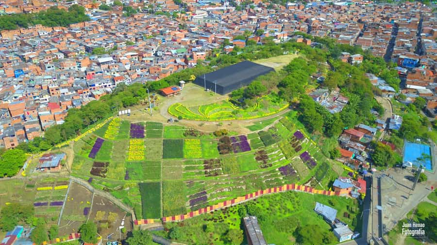 Comuna 4 - Moravia Tour - Getting there smoothly: Caribe Metro South exit and the Uber reality check