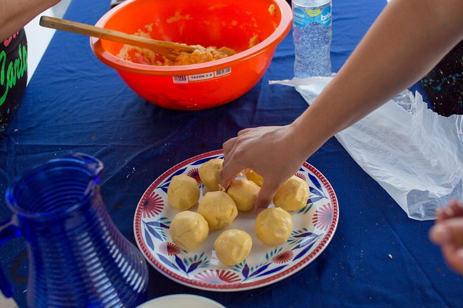 Cooking Class 4 Hours with a local Mom in Cartagena - Meeting in Getsemaní, then heading about 20 minutes to the home