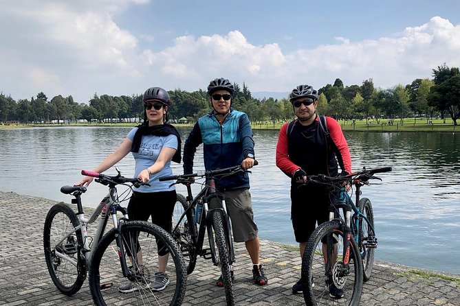 Cycling tour in Simon Bolivar Park and Virgilio Barco Library - Stop 1 at Simon Bolivar Park: bike paths, lake air, and a terrace view