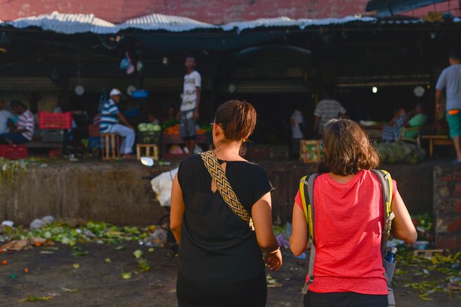 Documentary & Street Photography tour - Getsemaní for 2 hours: street photos with a different kind of texture