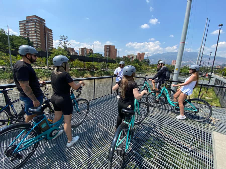 E-Bike City Tour Medellin with Local beer and Snacks - Conquistadores: A Short Stop That Adds City Context
