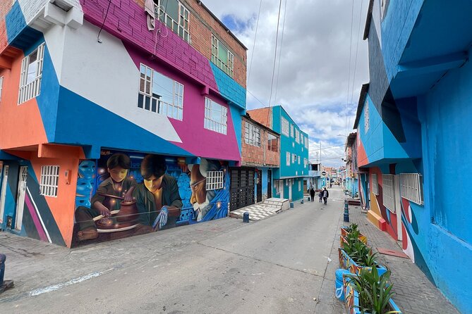 El Paraíso Favela and Cable Car Bogotá Tour - Stop 1: The TransMilenio ride that sets the tone